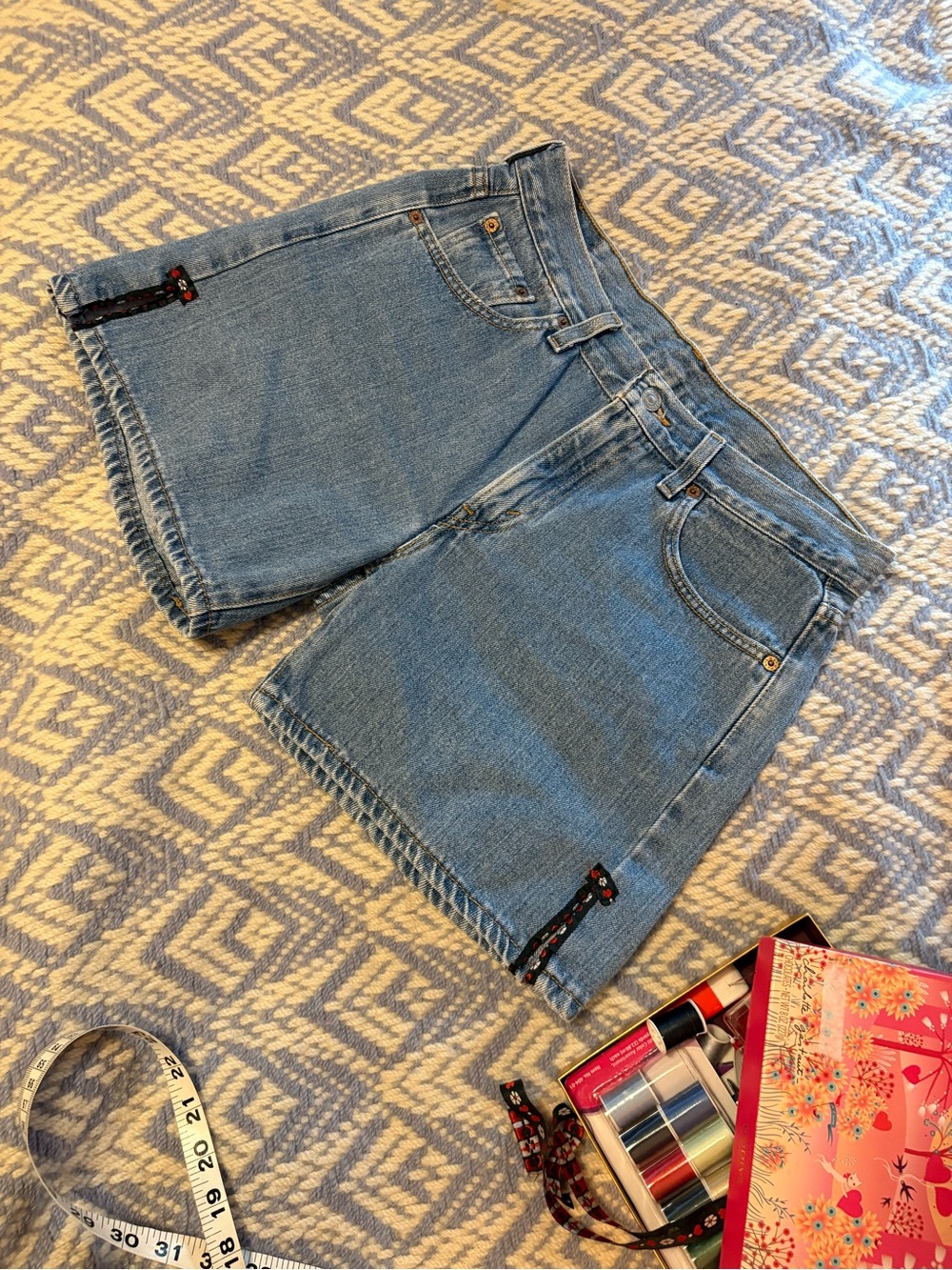 Levi's Vintage High Waisted Wide Leg Shorts 100% Cotton Brocade Detail Darts ❤️